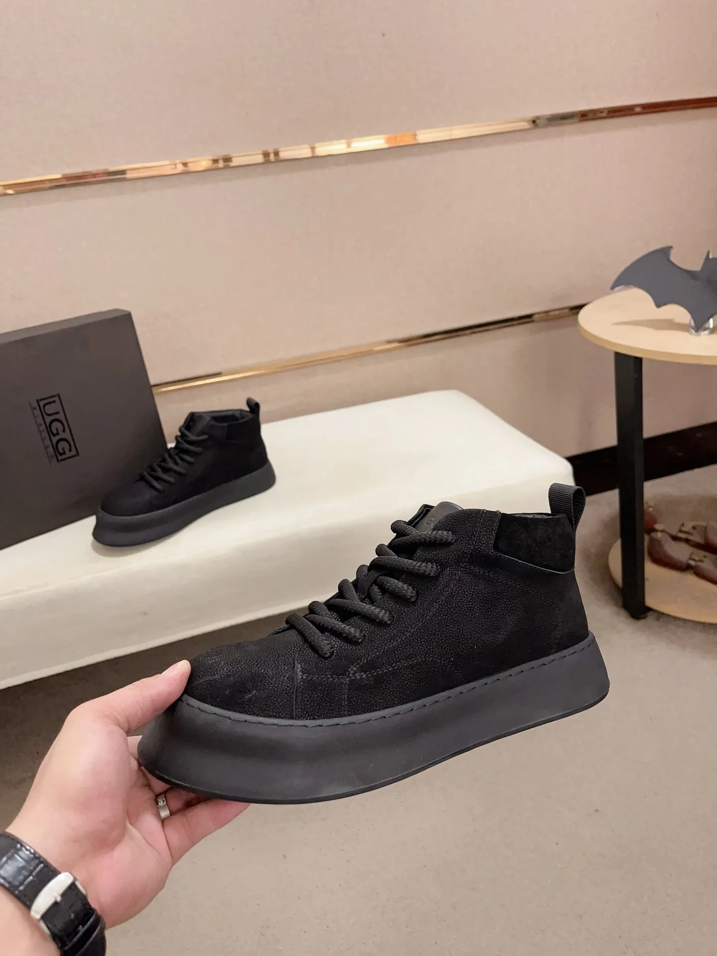 Factory price: 740💰North American men's shoes Ugg ☃️In the special sale of new high-quality men's shoes snow boots in autumn and winter, the nemesis of extreme cold weather! Made of cowhide leather, merino wool lining, and original outsole, whether driving, outdoor or daily wear, there is always one that suits you! Code number 39-44